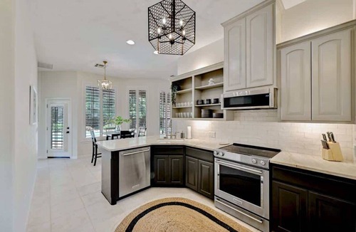 Dripping Springs House | Pool | Hot Tub | Sleeps 14 & Pets Allowed!
