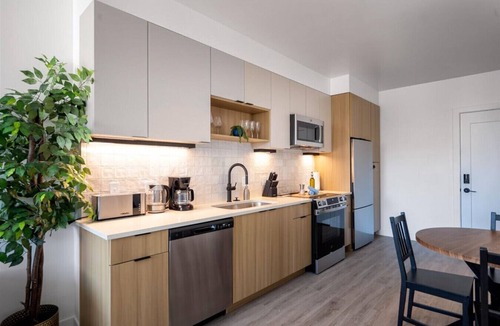 People's Freeway Apartment | Pool! Hot tub+Sauna+Parking+Gym 1 KG/1BA- DWTN!