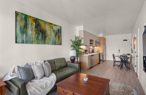 People's Freeway Apartment | Pool! Hot tub+Sauna+Parking+Gym 1 KG/1BA- DWTN!