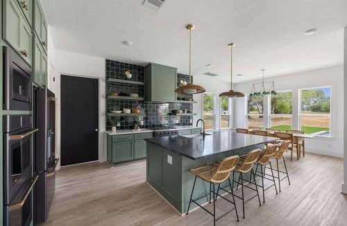 Round Top House | Pool+Hot Tub | Sleeps 16 | 8 Acres Minutes from RT