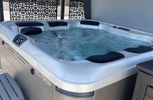 West Jordan House | Pool, Hot tub, stunning view, 5 star, quiet and clean!’