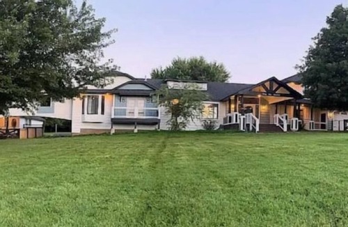 Edmond House | POOL & HOT TUBn5bed/3.5bath @ Czarnik Land