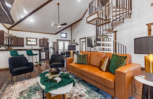 Broken Bow Cabin | Pool|Hotub|Fun-Fam-Cabin|In town|Paved roads