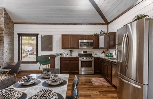 Broken Bow Cabin | Pool|Hotub|Fun-Fam-Cabin|In town|Paved roads