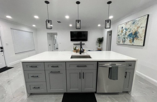 Sunrise House | Pool House 3/2: Grill, Mural and Ping Pong Table