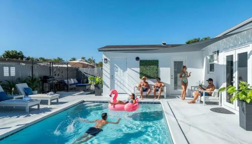 Driftwood House | Pool House 3B-2B King Bed - BBQ - EV
