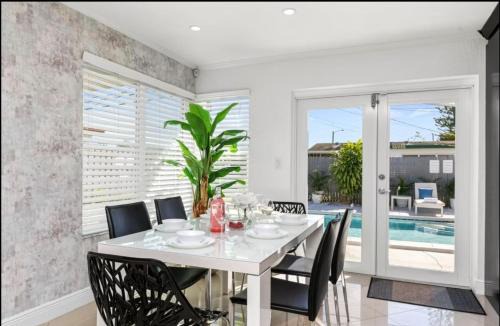 Driftwood House | Pool House 3B-2B King Bed - BBQ - EV