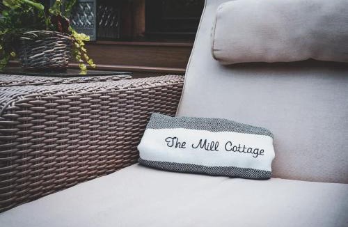 Streatley House | Pool House at Mill Cottage