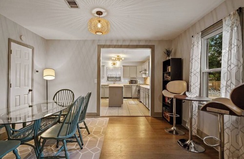 Bellview House | Pool House! Fire Pit~BBQ~ Family Friendly