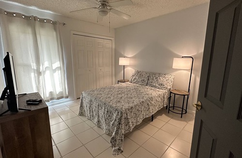 Oak Grove House | Pool House full bed