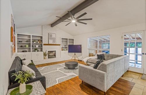 Franklin Park House | Pool House - Hot tub - Close to DT- Airport -Lounge