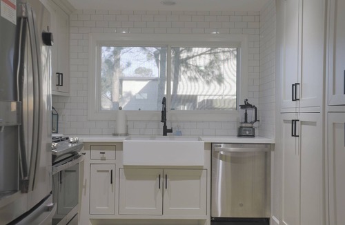 Dickinson House | Pool House Loft/Hot Tub/Salt Water Pool/Pool Table/80" TV