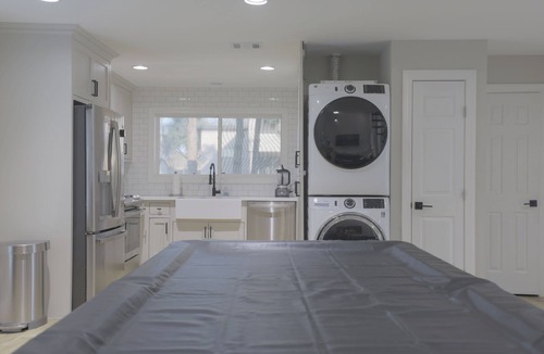 Dickinson House | Pool House Loft/Hot Tub/Salt Water Pool/Pool Table/80" TV
