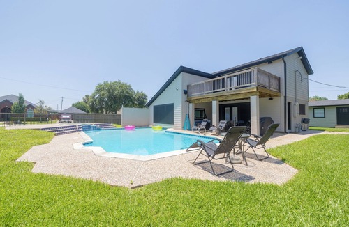 Dickinson House | Pool House Loft/Hot Tub/Salt Water Pool/Pool Table/80" TV