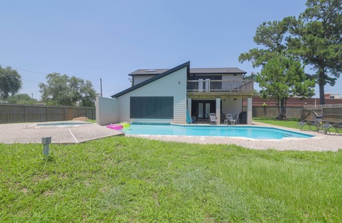 Dickinson House | Pool House Loft/Hot Tub/Salt Water Pool/Pool Table/80" TV