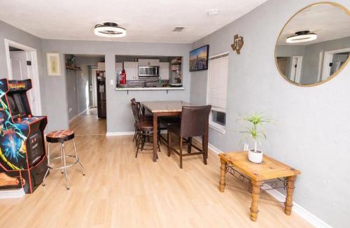 Prospect Hill Ski Chalet | Pool house , near downtown SA