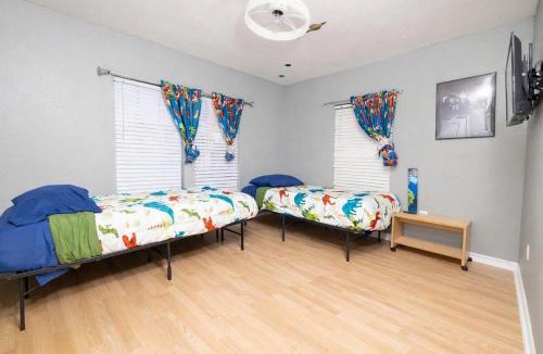 Prospect Hill Ski Chalet | Pool house , near downtown SA