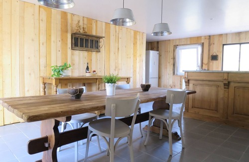 Quarante House | Pool house surrounded by vineyards