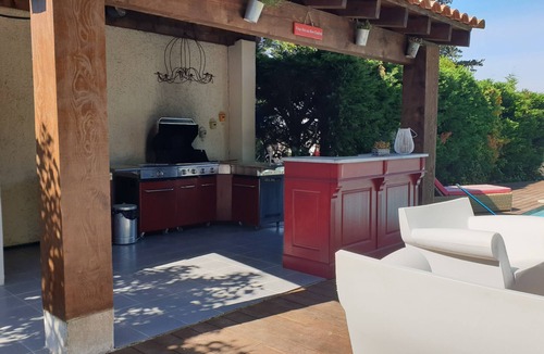 Quarante House | Pool house surrounded by vineyards