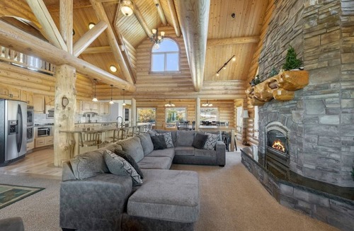 Fish Haven Cabin | POOL in Cabin, Sleeps 55+, Tons of Parking