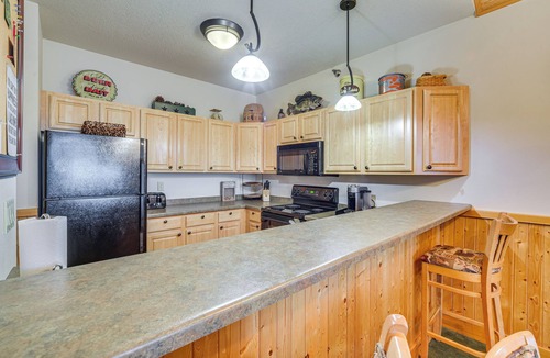 Two Harbors Condo | Pool & Lake Access: Northern Lakes Retreat!