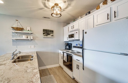 Osage Beach Condo | Pool & Lake Access! Sunset-View Gem in Osage Beach