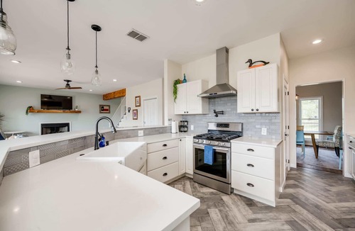 Buchanan Dam House | POOL, Lake views, 5 KING/3.5b, outdoor Cabana