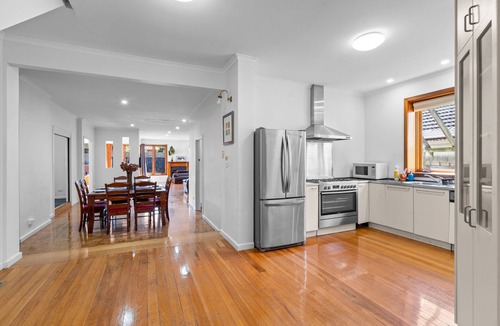 Brighton East House | Pool Large 5BR Home BBQ 5 Car Parks Central