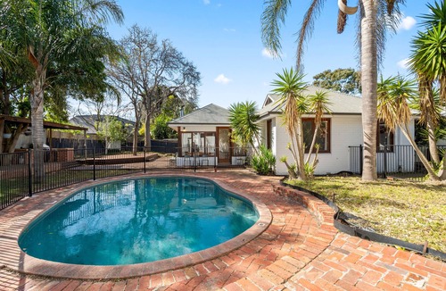 Brighton East House | Pool Large 5BR Home BBQ 5 Car Parks Central