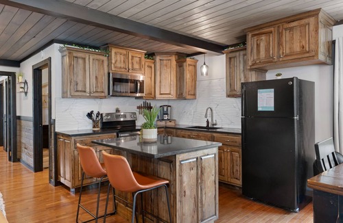 Bryant Cabin | Pool Lodge with amazing views!