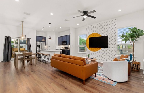 Denver Heights House | Pool-MovieTheater-KING BED & 5 minutes from the Alamodome & Riverwalk