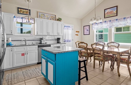 Safe Harbor House | Pool, Near Beach & Pet Friendly - La Casa Gialla