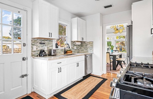 Pinewood Park House | Pool Oasis|5 min>Downtown/Beach!