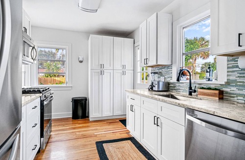 Pinewood Park House | Pool Oasis|5 min>Downtown/Beach!