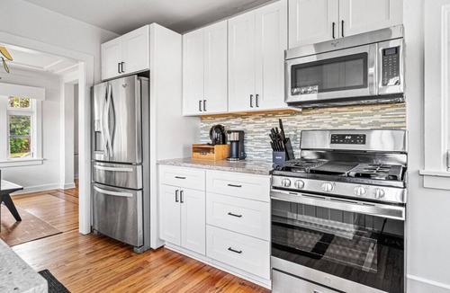 Pinewood Park House | Pool Oasis|5 min>Downtown/Beach!