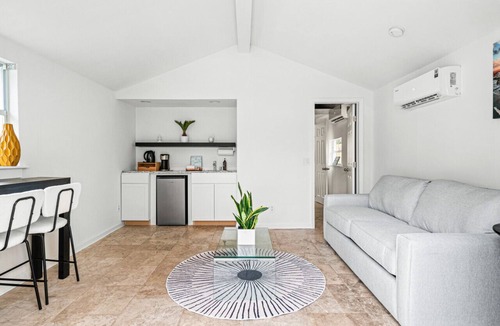 Pinewood Park House | Pool Oasis|5 min>Downtown/Beach!