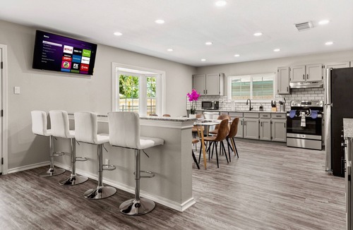 West San Antonio House | Pool Oasis by Seaworld | 5 Bedrooms | Game room
