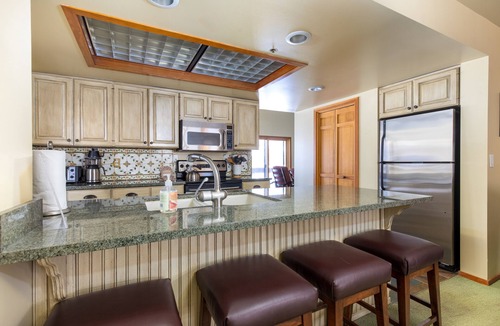 Deer Valley House | Pool Open Year Round! Shuttle to lifts. Top Notch Condo in GREAT Location!