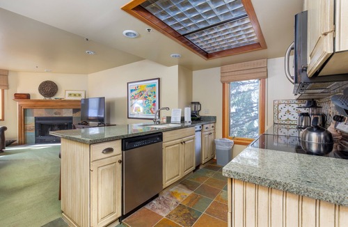 Deer Valley House | Pool Open Year Round! Shuttle to lifts. Top Notch Condo in GREAT Location!