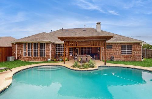 Sachse House | Pool & Outdoor Bar! Spacious Getaway in Sachse