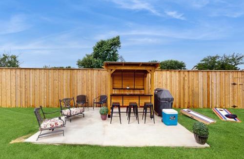 Sachse House | Pool & Outdoor Bar! Spacious Getaway in Sachse