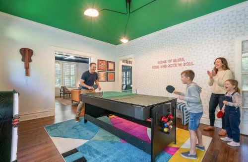 Central Gardens House | Pool Outdoor TV Fire Pit Game Room