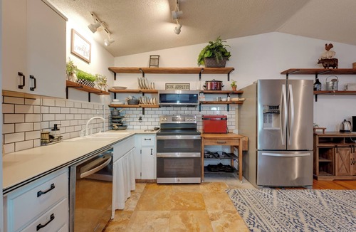 Palm Harbor Apartment | Pool & Patio Access: Breezy Getaway in Palm Harbor