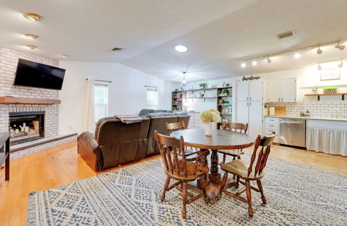 Palm Harbor Apartment | Pool & Patio Access: Breezy Getaway in Palm Harbor