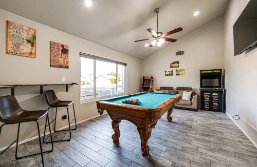 Chandler House | Pool, Putting Green & Games: Chandler Home!
