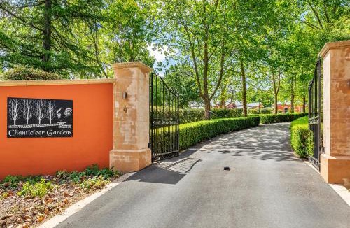 Arcadia Apartment | Pool Queen Bedroom Suite