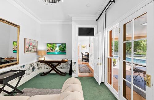 Arcadia Apartment | Pool Queen Bedroom Suite