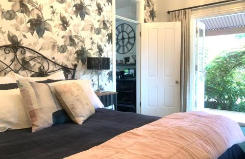 Arcadia Apartment | Pool Queen Bedroom Suite