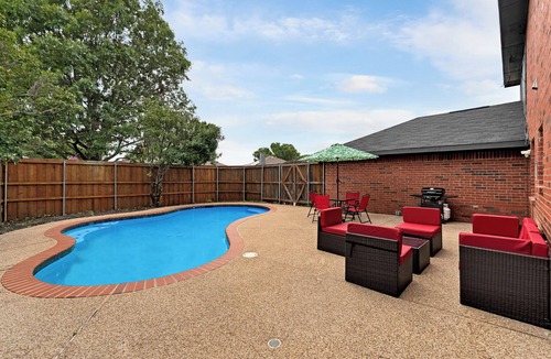Rowlett House | Pool retreat 5BA 2.5BA 4 King bed near lake