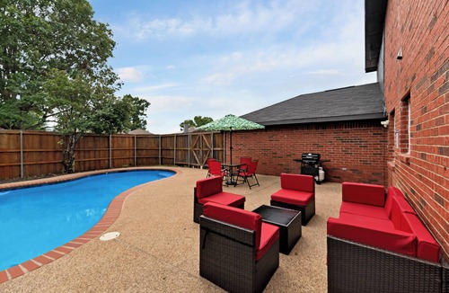 Rowlett House | Pool retreat 5BA 2.5BA 4 King bed near lake